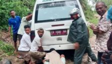 Mobil Ambulance Puskesmas Riaraja kesulitan melewati badan jalan yang rusak berat (Foto: Istimewa) 