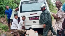 Mobil Ambulance Puskesmas Riaraja kesulitan melewati badan jalan yang rusak berat (Foto: Istimewa) 