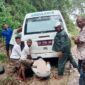 Mobil Ambulance Puskesmas Riaraja kesulitan melewati badan jalan yang rusak berat (Foto: Istimewa) 