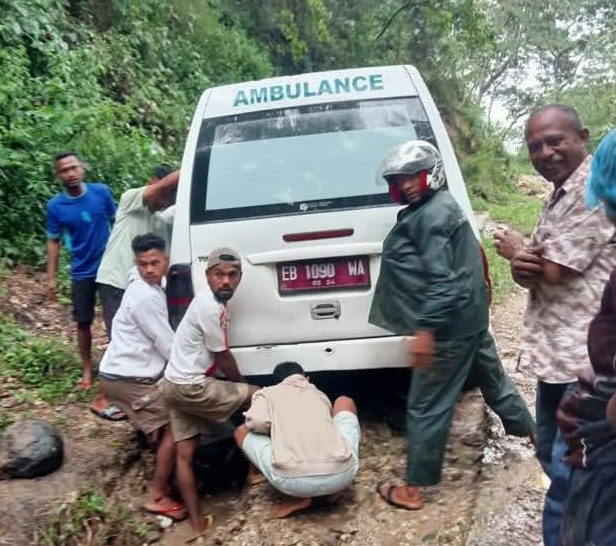 Mobil Ambulance Puskesmas Riaraja kesulitan melewati badan jalan yang rusak berat (Foto: Istimewa) 