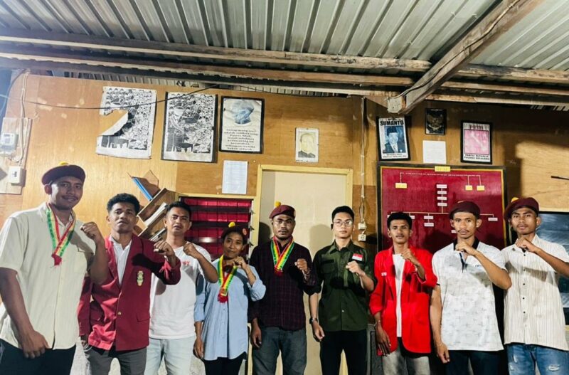 Cipayung Plus menyampaikan pernyataan sikap terkait kehadiran Camat Enteng,  Lurah Paupire, dan Sat Pol PP di Margasiswa PMKRI Ende (Foto: Mateus Bheri/SP)