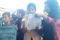 Dini Aulia,  seorang Pelajar di Ende sekaligus Anak dari Pedagang Kecil yang menempati Sempadan Pantai Ndao Ende (Foto: Mateus Bheri/SP)