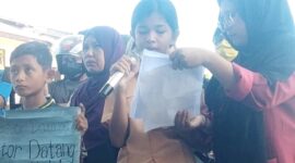 Dini Aulia,  seorang Pelajar di Ende sekaligus Anak dari Pedagang Kecil yang menempati Sempadan Pantai Ndao Ende (Foto: Mateus Bheri/SP)