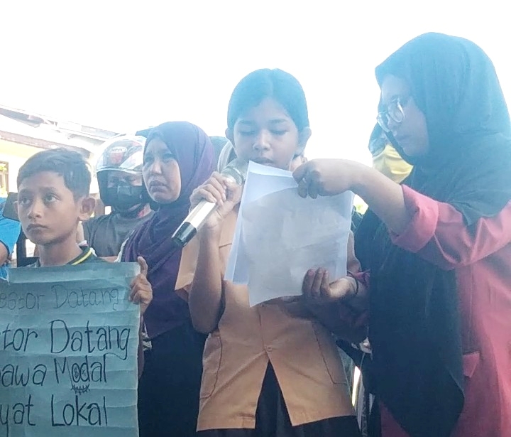 Dini Aulia,  seorang Pelajar di Ende sekaligus Anak dari Pedagang Kecil yang menempati Sempadan Pantai Ndao Ende (Foto: Mateus Bheri/SP)