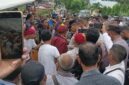 Proses mediasi antara pihak keamanan dari Kepolisian, keluarga, Ketua PMKRI, dan Utusan Provinsial SVD Ende sebelum penggusuran terjadi (Foto: Mateus Bheri/SP)