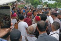 Proses mediasi antara pihak keamanan dari Kepolisian, keluarga, Ketua PMKRI, dan Utusan Provinsial SVD Ende sebelum penggusuran terjadi (Foto: Mateus Bheri/SP)