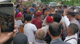 Proses mediasi antara pihak keamanan dari Kepolisian, keluarga, Ketua PMKRI, dan Utusan Provinsial SVD Ende sebelum penggusuran terjadi (Foto: Mateus Bheri/SP)