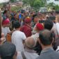 Proses mediasi antara pihak keamanan dari Kepolisian, keluarga, Ketua PMKRI, dan Utusan Provinsial SVD Ende sebelum penggusuran terjadi (Foto: Mateus Bheri/SP)
