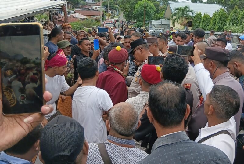 Proses mediasi antara pihak keamanan dari Kepolisian, keluarga, Ketua PMKRI, dan Utusan Provinsial SVD Ende sebelum penggusuran terjadi (Foto: Mateus Bheri/SP)