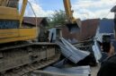 Alat berat sedang eksekusi salah satu rumah warga di Ende (Foto: Mateus Bheri/SP)