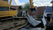 Alat berat sedang eksekusi salah satu rumah warga di Ende (Foto: Mateus Bheri/SP)