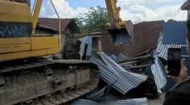 Alat berat sedang eksekusi salah satu rumah warga di Ende (Foto: Mateus Bheri/SP)