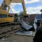 Alat berat sedang eksekusi salah satu rumah warga di Ende (Foto: Mateus Bheri/SP)