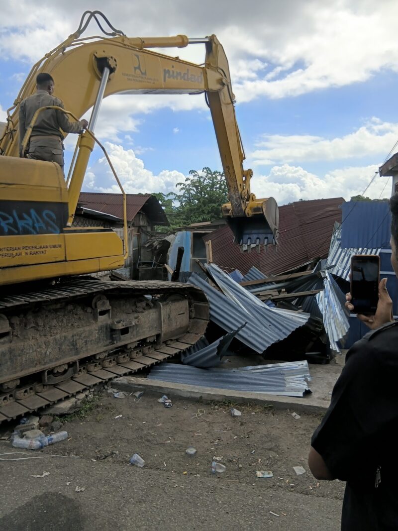 Alat berat sedang eksekusi salah satu rumah warga di Ende (Foto: Mateus Bheri/SP)