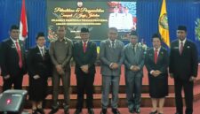 Foto bersama antara Bupati Ende, Yosef Benediktus Badeoda, Wakil Bupati, Dominikus Minggu Mere bersama Lima Pejabat Pemimpin Tinggi Pratama yang baru dilantik (Foto: Mateus Bheri/SP)