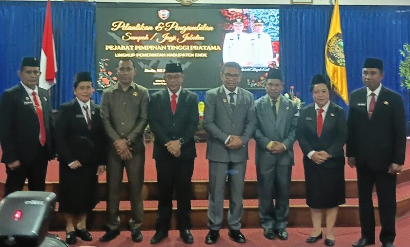 Foto bersama antara Bupati Ende, Yosef Benediktus Badeoda, Wakil Bupati, Dominikus Minggu Mere bersama Lima Pejabat Pemimpin Tinggi Pratama yang baru dilantik (Foto: Mateus Bheri/SP)