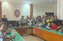 Dialog antara GMNI dan LMND Ende dengan Bupati Ende soal penggusuran di Jalan Irian Jaya Ende (Foto: Mateus Bheri/SP)