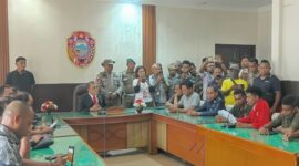 Dialog antara GMNI dan LMND Ende dengan Bupati Ende soal penggusuran di Jalan Irian Jaya Ende (Foto: Mateus Bheri/SP)