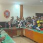 Dialog antara GMNI dan LMND Ende dengan Bupati Ende soal penggusuran di Jalan Irian Jaya Ende (Foto: Mateus Bheri/SP)