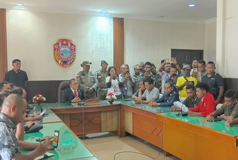 Dialog antara GMNI dan LMND Ende dengan Bupati Ende soal penggusuran di Jalan Irian Jaya Ende (Foto: Mateus Bheri/SP)