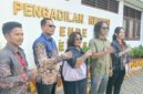 Ibu Margareta Doa selaku penggugat yang didampingi kuasa hukumnya memberikan keterangan pers usai proses mediasi di PN Ende (Foto: Mateus Bheri/SP)