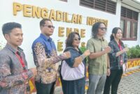 Ibu Margareta Doa selaku penggugat yang didampingi kuasa hukumnya memberikan keterangan pers usai proses mediasi di PN Ende (Foto: Mateus Bheri/SP)