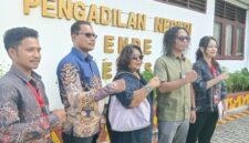 Ibu Margareta Doa selaku penggugat yang didampingi kuasa hukumnya memberikan keterangan pers usai proses mediasi di PN Ende (Foto: Mateus Bheri/SP)