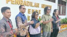Ibu Margareta Doa selaku penggugat yang didampingi kuasa hukumnya memberikan keterangan pers usai proses mediasi di PN Ende (Foto: Mateus Bheri/SP)