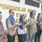 Ibu Margareta Doa selaku penggugat yang didampingi kuasa hukumnya memberikan keterangan pers usai proses mediasi di PN Ende (Foto: Mateus Bheri/SP)