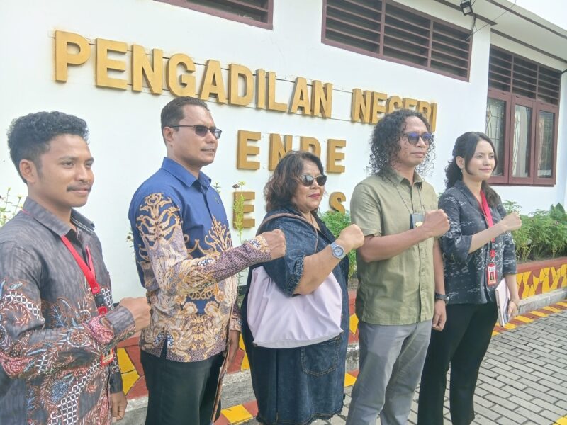 Ibu Margareta Doa selaku penggugat yang didampingi kuasa hukumnya memberikan keterangan pers usai proses mediasi di PN Ende (Foto: Mateus Bheri/SP)