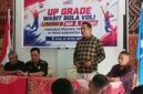 Anggota DPRD Provinsi NTT, Oktafianus Moa Mesi saat memberikan sambutan sekaligus membuka kegiatan up grade wasit bola voli lisensi B dan A daerah Provinsi NTT (Foto: Metaus Bheri/SP)