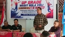 Anggota DPRD Provinsi NTT, Oktafianus Moa Mesi saat memberikan sambutan sekaligus membuka kegiatan up grade wasit bola voli lisensi B dan A daerah Provinsi NTT (Foto: Metaus Bheri/SP)