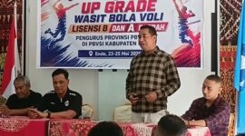 Anggota DPRD Provinsi NTT, Oktafianus Moa Mesi saat memberikan sambutan sekaligus membuka kegiatan up grade wasit bola voli lisensi B dan A daerah Provinsi NTT (Foto: Metaus Bheri/SP)