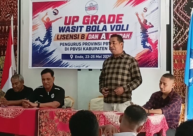 Anggota DPRD Provinsi NTT, Oktafianus Moa Mesi saat memberikan sambutan sekaligus membuka kegiatan up grade wasit bola voli lisensi B dan A daerah Provinsi NTT (Foto: Metaus Bheri/SP)