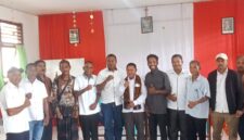 Sesi foto bersama usai kegiatan sosialisasi (Foto: Mateus Bheri/SP)
