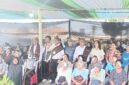 Gubernur NTT, Bupati, dan Wakil Bupati Ende berada di tengah para Lansia yang sudah menjalani operasi katarak di RSUD Ende (Foto: Mateus Bheri/SP)