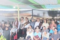 Gubernur NTT, Bupati, dan Wakil Bupati Ende berada di tengah para Lansia yang sudah menjalani operasi katarak di RSUD Ende (Foto: Mateus Bheri/SP)