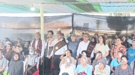 Gubernur NTT, Bupati, dan Wakil Bupati Ende berada di tengah para Lansia yang sudah menjalani operasi katarak di RSUD Ende (Foto: Mateus Bheri/SP)