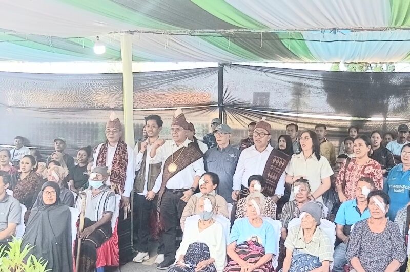 Gubernur NTT, Bupati, dan Wakil Bupati Ende berada di tengah para Lansia yang sudah menjalani operasi katarak di RSUD Ende (Foto: Mateus Bheri/SP)