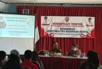 Plt. Sekda Ende, Gabriel Dala yang didampingi Plt. Kepala Badan Kesbangpolda Ende, Agnes Benyamin (Foto: Mateus Bheri/SP)