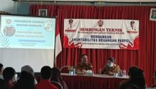 Plt. Sekda Ende, Gabriel Dala yang didampingi Plt. Kepala Badan Kesbangpolda Ende, Agnes Benyamin (Foto: Mateus Bheri/SP)