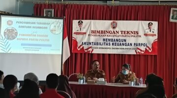 Plt. Sekda Ende, Gabriel Dala yang didampingi Plt. Kepala Badan Kesbangpolda Ende, Agnes Benyamin (Foto: Mateus Bheri/SP)