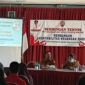 Plt. Sekda Ende, Gabriel Dala yang didampingi Plt. Kepala Badan Kesbangpolda Ende, Agnes Benyamin (Foto: Mateus Bheri/SP)