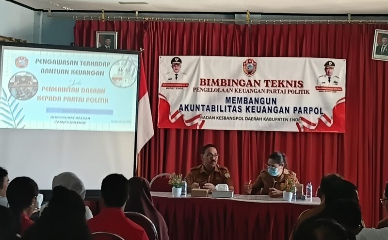 Plt. Sekda Ende, Gabriel Dala yang didampingi Plt. Kepala Badan Kesbangpolda Ende, Agnes Benyamin (Foto: Mateus Bheri/SP)