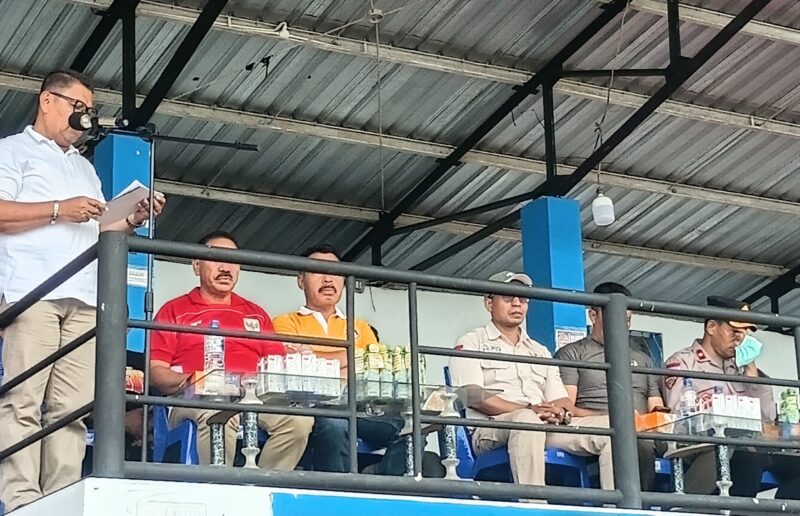 Wakil Bupati Ende, Dominikus Minggu Mere menyampaikan sambutannya dalam kegiatan turnamen Piala Bupati U-17 (Foto: Mateus Bheri/SP)