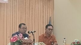 Bupati Ende, Yosef Benediktus Badeoda yang didampingi oleh Kepala BPS Kabupaten Ende, I Made Suantara saat membuka kegiatan pelatihan sensus ekonomi 2026 (Foto: Mateus Bheri/SP)