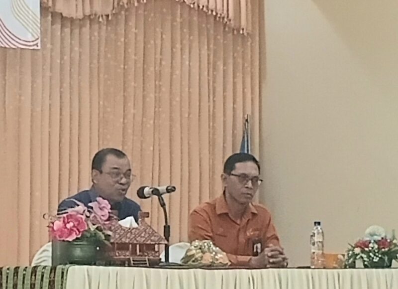 Bupati Ende, Yosef Benediktus Badeoda yang didampingi oleh Kepala BPS Kabupaten Ende, I Made Suantara saat membuka kegiatan pelatihan sensus ekonomi 2026 (Foto: Mateus Bheri/SP)