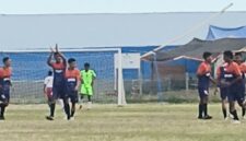 Para pemain SMANDO meluapkan kegembiraan usai cetak gol ke gawang SMAK St. Petrus (Foto: Mateus Bheri/SP)