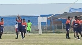 Para pemain SMANDO meluapkan kegembiraan usai cetak gol ke gawang SMAK St. Petrus (Foto: Mateus Bheri/SP)