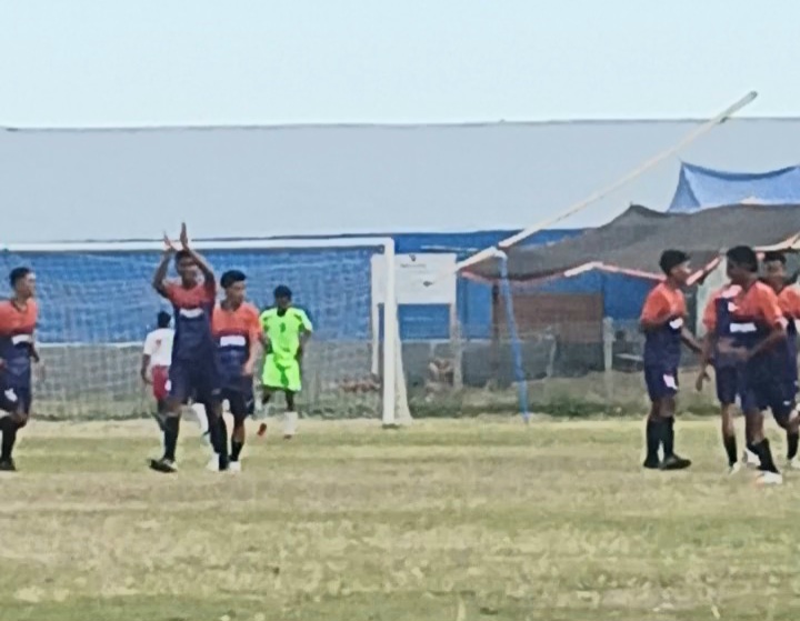 Para pemain SMANDO meluapkan kegembiraan usai cetak gol ke gawang SMAK St. Petrus (Foto: Mateus Bheri/SP)